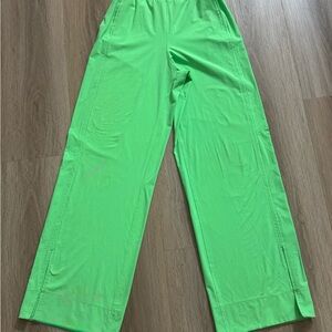 Lululemon Athletica Stretch Woven High Rise Wide Leg *Pistachio* pant.